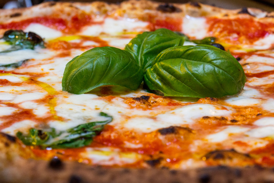Pizzeria Gourmet Con Forno A Legna