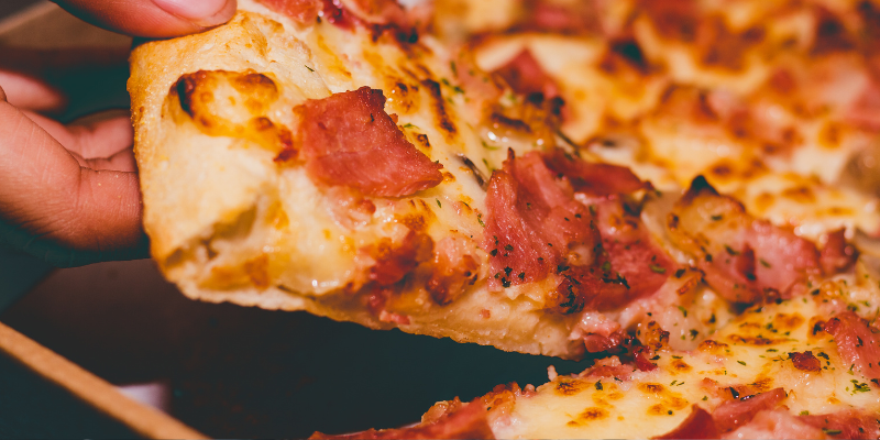 Pizzeria al trancio con tavoli interni