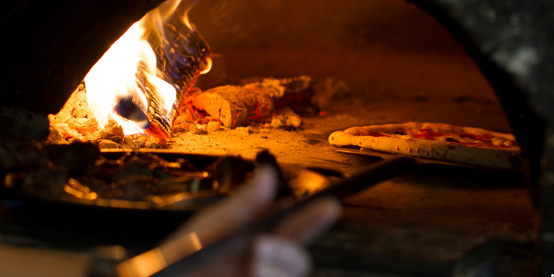Scopri la tradizione autentica di una pizzeria con forno a legna a Trieste