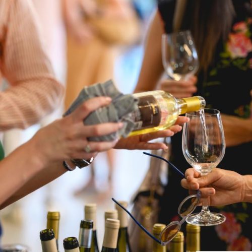 Organizzare una Degustazione di Vino Naturale a Casa: Consigli e Abbinamenti