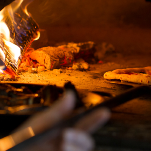 Scopri la tradizione autentica di una pizzeria con forno a legna a Trieste