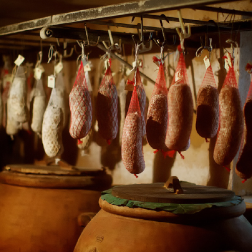 Tradizione e gusto: l’arte della produzione di salumi nel cuore di Fondi