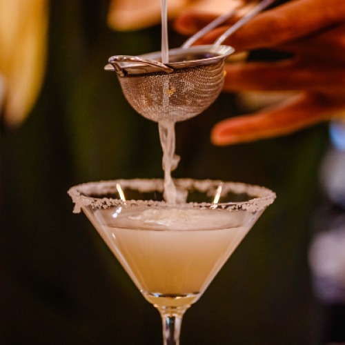 Vivi la notte catanese: il fascino di un cocktail bar con dj set a Catania