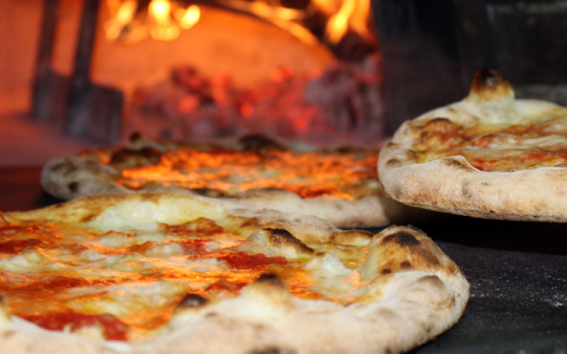 Dove trovare una pizzeria da asporto aperta a pranzo a Prato: gusto e praticità a portata di mano
