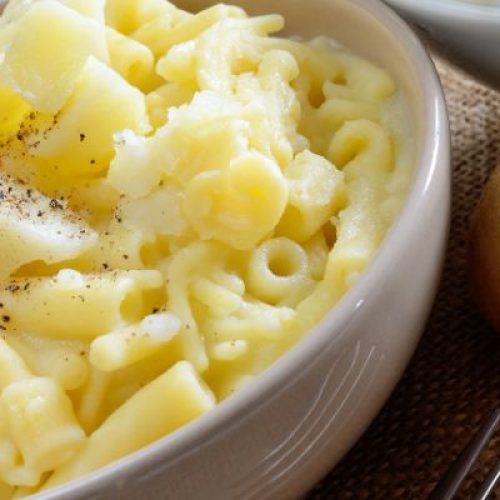 Pasta e Patate con Provola e Genovese nel Centro Storico di Napoli: un piatto che racconta la tradizione